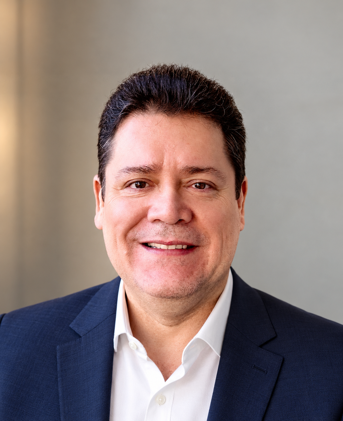 Jeferson Martins, sorrindo, em retrato preto e branco